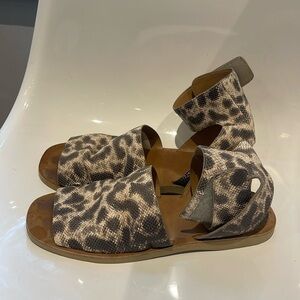 VINCE LEATHER SNAKE EMBOSSED LEOPARD PRINT VELCRO ANKLE STRAP SANDAL. 8.5